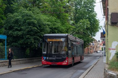 CHERNIVTSI, UKRAINE - Haziran 07, 2023. Trolleybus PTS T12309 (Akia) # 506 Chernivtsi sokaklarında yolcularla birlikte.