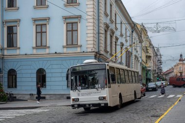 CHERNIVTSI, UKRAINE - 13 Haziran 2023. Trolleybus Skoda 14Tr # 365 (eski. Brno # 3246) Chernivtsi sokaklarında yolcularla at sürüyor..