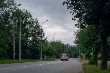 CHERNIVTSI, UKRAINE - 13 Haziran 2023. Trolleybus Skoda 14Tr # 310 Chernivtsi sokaklarında yolcularla birlikte.