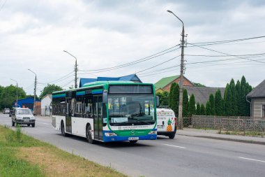 CHERNIVTSI, UKRAINE - 14 Haziran 2023. Mercedes-Benz O530 otobüsü Chernivtsi sokaklarında yolcularla yolculuk ediyor..