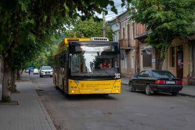 CHERNIVTSI, UKRAINE - 14 Haziran 2023. Trolleybus Dnipro T203 (MAZ) # 382 Chernivtsi sokaklarında yolcularla birlikte.