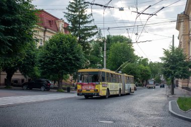 CHERNIVTSI, UKRAINE - 14 Haziran 2023. Trolleybus Skoda 15Tr # 356 (eski. Bratislava # 6605) Chernivtsi sokaklarında yolcularla at sürüyor..