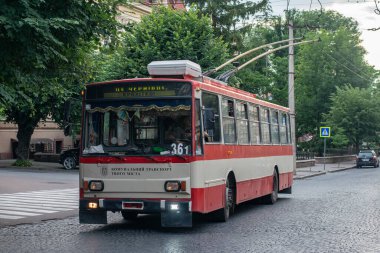 CHERNIVTSI, UKRAINE - 14 Haziran 2023. Trolleybus Skoda 14Tr # 361 (eski. Plzen # 437) Chernivtsi sokaklarında yolcularla at sürüyor..