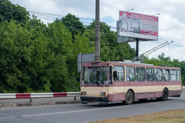 Chernivtsi Ukraine 2023 트롤리버스 스코다 14Tr 338 거리에 승객을 태우고 — 스톡 사진