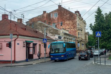 CHERNIVTSI, UKRAINE - 19 Haziran 2023. Setra S 315 numaralı otobüs Chernivtsi sokaklarında yolcularla yolculuk ediyor..