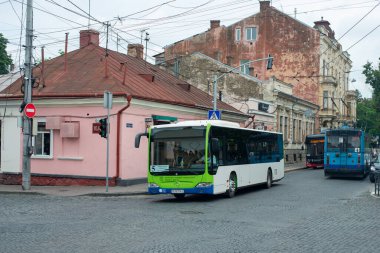 CHERNIVTSI, UKRAINE - 19 Haziran 2023. Mercedes-Benz O530 otobüsü Chernivtsi sokaklarında yolcularla yolculuk ediyor..