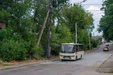 CHERNIVTSI, UKRAINE - 19 Haziran 2023. Ataman A092 (Isuzu) otobüsü Chernivtsi sokaklarında yolcularla yolculuk ediyor..