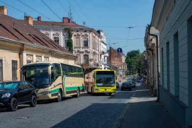 CHERNIVTSI, UKRAINE - 23 Haziran 2023. Otobüs Mercedes-Benz 0530 # 026 Chernivtsi sokaklarında yolcularla yolculuk ediyor..