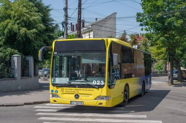 CHERNIVTSI, UKRAINE - 23 Haziran 2023. Otobüs Mercedes-Benz 0530 # 023 Chernivtsi sokaklarında yolcularla yolculuk ediyor..