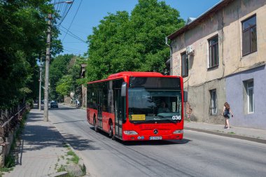 CHERNIVTSI, UKRAINE - 23 Haziran 2023. Otobüs Mercedes-Benz 0530 # 036 Chernivtsi sokaklarında yolcularla yolculuk ediyor..