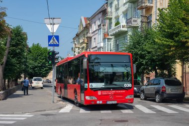 CHERNIVTSI, UKRAINE - 23 Haziran 2023. Otobüs Mercedes-Benz 0530 # 030 Chernivtsi sokaklarında yolcularla yolculuk ediyor..