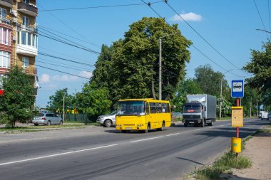 CHERNIVTSI, UKRAINE - 23 Haziran 2023. Bogdan A091 otobüsü Chernivtsi sokaklarında yolcularla yolculuk ediyor..