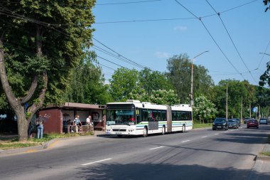 CHERNIVTSI, UKRAINE - 23 Haziran 2023. Volvo 7700A # 028 numaralı otobüs Chernivtsi sokaklarında yolcularla yolculuk ediyor..