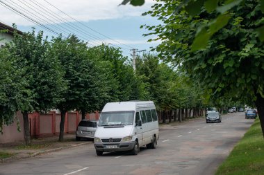 CHERNIVTSI, UKRAINE - 13 Temmuz 2023. Mercedes-Benz Sprinter 416 numaralı otobüs Chernivtsi sokaklarında yolcularla yolculuk ediyor..