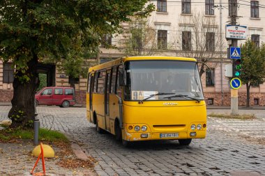 CHERNIVTSI, UKRAINE - 16 Ekim 2020. Bogdan A09201 otobüsü Chernivtsi sokaklarında yolcularla yolculuk ediyor..