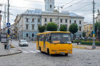 CHERNIVTSI, UKRAINE - 27 Temmuz 2023. Bogdan A092 (Isuzu) otobüsü Chernivtsi sokaklarında yolcularla yolculuk ediyor..