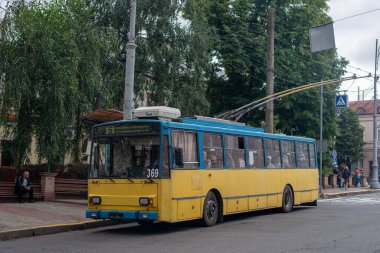 CHERNIVTSI, UKRAINE - 27 Temmuz 2023. Trolleybus Skoda 14Tr # 369 (eski. Plzen # 446) Chernivtsi sokaklarında yolcularla at sürüyor..