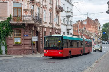 CHERNIVTSI, UKRAINE - 27 Temmuz 2023. Trolleybus Hess SwissTrolley 2 # 392 (eski. Biel # 83) Chernivtsi sokaklarında yolcularla at sürüyor..