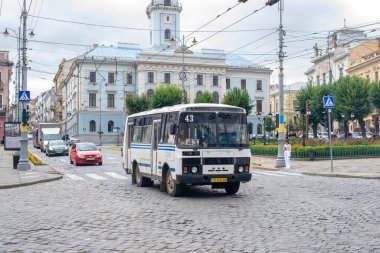CHERNIVTSI, UKRAINE - 27 Temmuz 2023. PAZ-32054 otobüsü Chernivtsi sokaklarında yolcularla yolculuk ediyor..