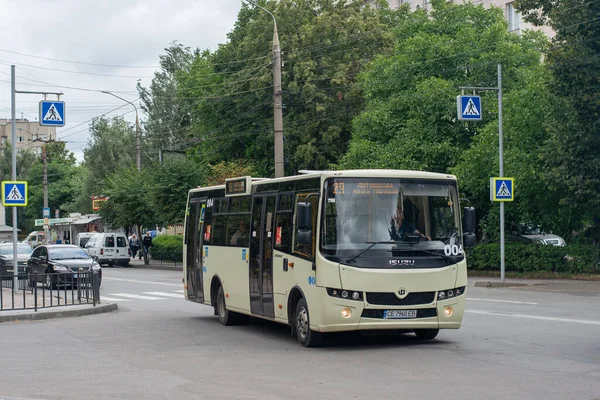 CHERNIVTSI, UKRAINE - 27 Temmuz 2023. Otobüs Ataman A092 (Isuzu) # 004 Chernivtsi sokaklarında yolcularla birlikte.