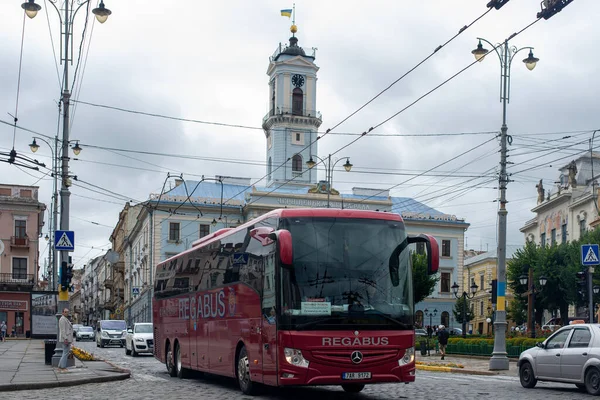 CHERNIVTSI, UKRAINE - 27 Temmuz 2023. Mercedes-Benz New Tourismo 17RHD-III numaralı otobüs Chernivtsi sokaklarında yolcularla yolculuk ediyor..