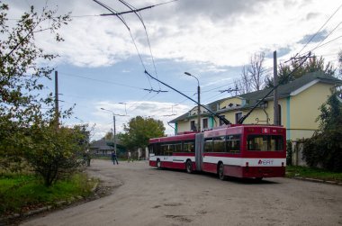 KHRYPLYN, UKRAINE - Ekim 07, 2017. Trolleybus Grf Stift GE204 # 190 (Ivano-Frankivsk) (eski). Khryplyn turu sırasında Salzburg # 240).