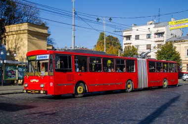 CHERNIVTSI, UKRAINE - 17 Ekim 2017. Trolleybus Skoda 15Tr # 355 (eski. Bratislava # 6604) Chernivtsi sokaklarında yolcularla at sürüyor..