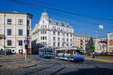 CHERNIVTSI, UKRAINE - 17 Ekim 2017. LAZ-52522 # 2014 ve Den Oudsten B88 (Volvo) # 352 (ex. Arnhem # 5174) Chernivtsi sokaklarında yolcularla at sürüyor..