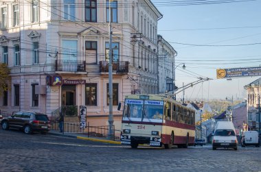 CHERNIVTSI, UKRAINE - 18 Ekim 2017. Trolleybus Skoda 14Tr # 294 Chernivtsi sokaklarında yolcularla birlikte.