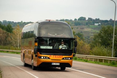 KOROVIYA, UKRAINE - 16 Ekim 2020. Neoplan N 516 numaralı otobüs Chernivtsi Oblastı sokaklarında yolcularla yolculuk ediyor..