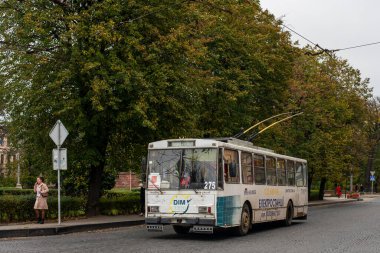 CHERNIVTSI, UKRAINE - 16 Ekim 2020. Trolleybus Skoda 14Tr # 275 Chernivtsi sokaklarında yolcularla at sürüyor.