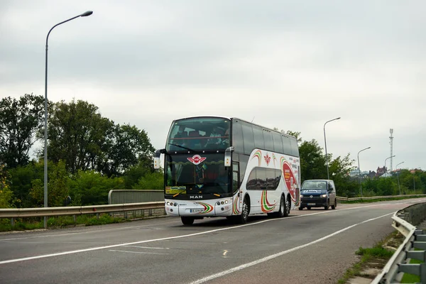 KOROVIYA, UKRAINE - 16 Ekim 2020. Chernivtsi Oblastı sokaklarında yolcularla birlikte giden Bravo I otobüsü..