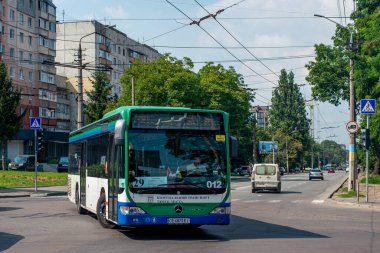 CHERNIVTSI, UKRAINE - 17 Ağustos 2023. Otobüs Mercedes-Benz 0530 # 012 Chernivtsi sokaklarında yolcularla yolculuk ediyor..