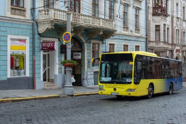 CHERNIVTSI, UKRAINE - 15 Eylül 2023. Otobüs Mercedes-Benz 0530 # 024 Chernivtsi sokaklarında yolcularla yolculuk ediyor..