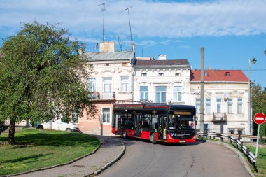 CHERNIVTSI, UKRAINE - 21 Eylül 2023. Trolleybus PTS T12309 (Akia) # 506 Chernivtsi sokaklarında yolcularla birlikte.