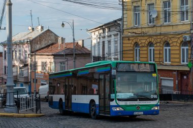 CHERNIVTSI, UKRAINE - 22 Eylül 2023. Otobüs Mercedes-Benz 0530 # 016 Chernivtsi sokaklarında yolcularla yolculuk ediyor..