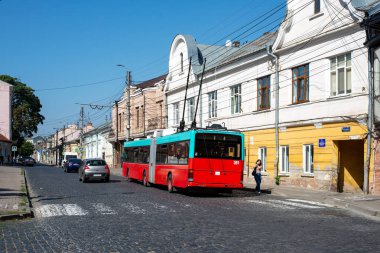 CHERNIVTSI, UKRAINE - 26 Eylül 2023. Trolleybus Hess SwissTrolley 2 # 391 (eski. Biel # 82) Chernivtsi sokaklarında yolcularla at sürüyor..