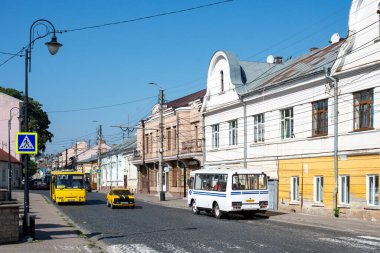 CHERNIVTSI, UKRAINE - 26 Eylül 2023. Bogdan A092 ve PAZ-32054 otobüsleri Chernivtsi sokaklarında yolcularla seyahat ediyor..