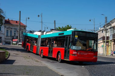 CHERNIVTSI, UKRAINE - 26 Eylül 2023. Trolleybus Hess SwissTrolley 2 # 391 (eski. Biel # 82) Chernivtsi sokaklarında yolcularla at sürüyor..
