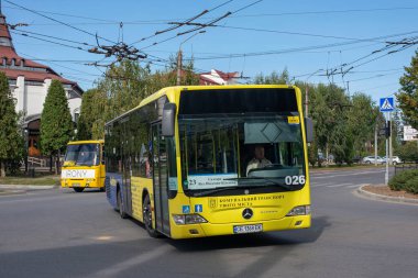 CHERNIVTSI, UKRAINE - 12 Ekim 2023. Otobüs Mercedes-Benz 0530 # 026 Chernivtsi sokaklarında yolcularla yolculuk ediyor..