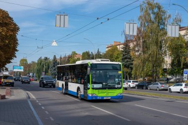 CHERNIVTSI, UKRAINE - 12 Ekim 2023. Otobüs Mercedes-Benz 0530 # 015 Chernivtsi sokaklarında yolcularla yolculuk ediyor..