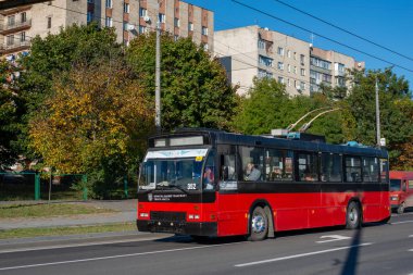 CHERNIVTSI, UKRAINE - 18 Ekim 2023. Trolleybus Den Oudsten (Volvo) #352 (ex. Arnhem # 5174) Chernivtsi sokaklarında yolcularla at sürüyor.. 