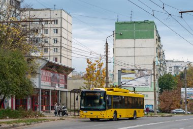 CHERNIVTSI, UKRAINE - 24 Ekim 2023. Trolleybus Dnipro T203 (MAZ) # 384 Chernivtsi sokaklarında yolcularla birlikte.