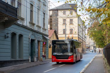 CHERNIVTSI, UKRAINE - 14 Kasım 2023. Trolleybus LAZ E183 # 342 Chernivtsi sokaklarında yolcularla birlikte.