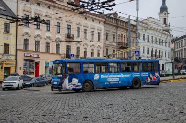 CHERNIVTSI, UKRAINE - Kasım 06, 2017. Trolleybus Skoda 14Tr # 314) Chernivtsi sokaklarında yolcularla at sürüyor..