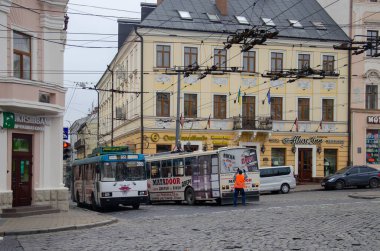 CHERNIVTSI, UKRAINE - Kasım 06, 2017. Trolleybuses LAZ-52522 # 2013 ve Skoda 14Tr # 361 (ex. Plzen # 437) Chernivtsi sokaklarında yolcularla at sürüyor..