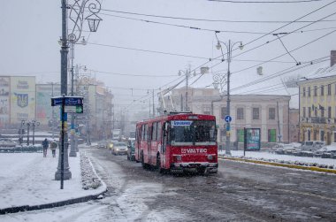 CHERNIVTSI, UKRAINE - 02 Aralık 2017. Trolleybus Skoda 14Tr # 315 Chernivtsi sokaklarında yolcularla birlikte.