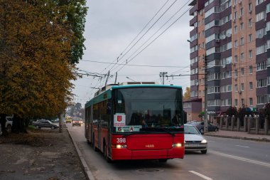 CHERNIVTSI, UKRAINE - 27 Ekim 2020. Trolleybus Hess SwissTrolley 2 # 398 (eski. Biel # 89) Chernivtsi sokaklarında yolcularla at sürüyor..