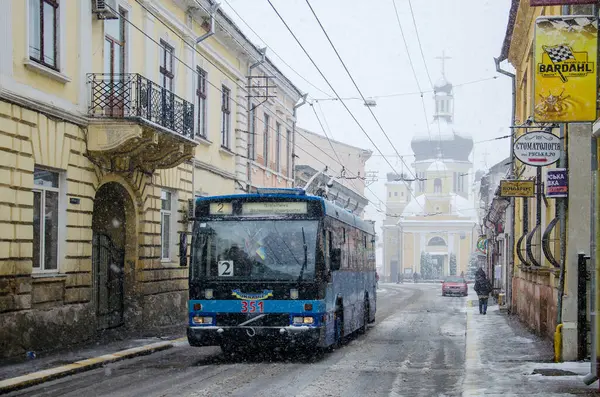 CHERNIVTSI, UKRAINE - 02 Aralık 2017. Trolleybus Den Oudsten B88 # 351 (eski. Arnhem # 5182) Chernivtsi sokaklarında yolcularla at sürüyor..