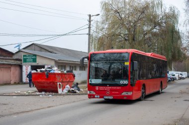 CHERNIVTSI, UKRAINE - Aralık 05, 2023. Otobüs Mercedes-Benz 0530 # 030 Chernivtsi sokaklarında yolcularla yolculuk ediyor..